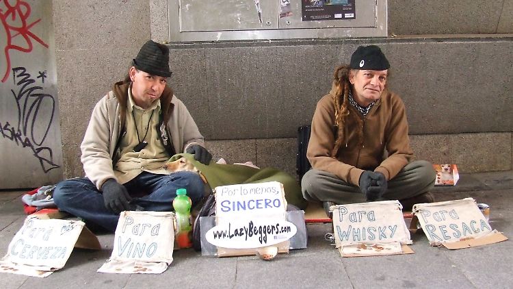 Lyndon Owen (l) und José Manuel Calvo leben seit acht Jahren zusammen auf der Straße.