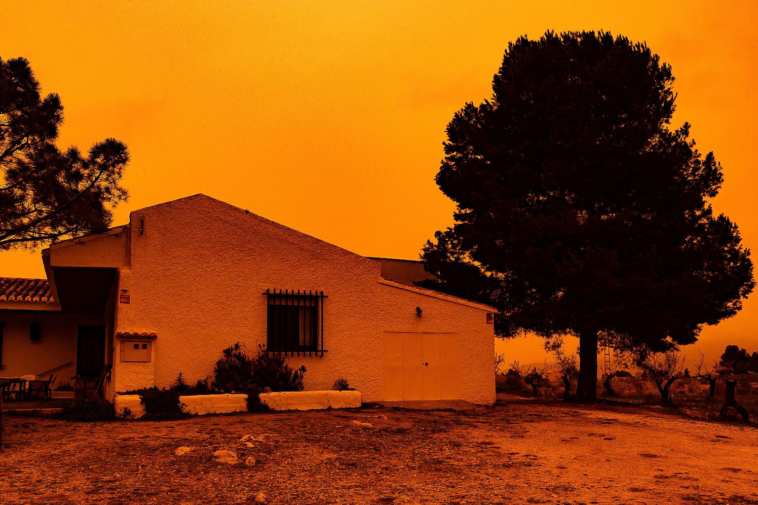 So schön orange - wie hier in Navares im Nordwesten Spaniens - sieht der Himmel nicht immer aus, wenn der "Blutregen" unterwegs ist. 