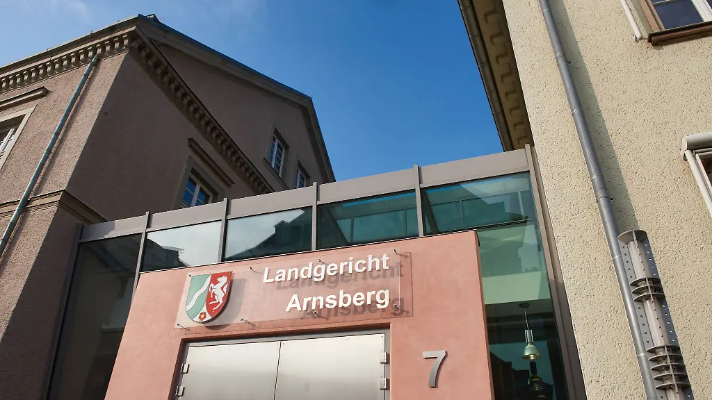 Die-Details-im-Fall-einer-toedlichen-Brandstiftung-erschuettern-Der-Angeklagte-soll-eine-17-Jaehrige-mit-Benzin-uebergossen-und-angezuendet-haben