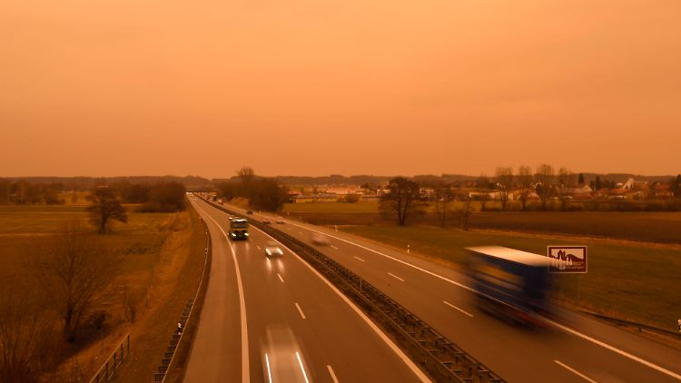 Saharastaub liegt am Dienstag über Bayern in der Luft. Hier an der Autobahn A96 bei Mindelheim. 