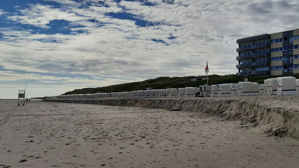 Am-Hauptstrand-wurde-Sand-bis-zu-den-Strandkoerben-weggespuelt