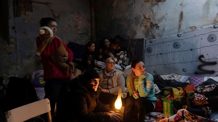 In Städten wie Mariupol warten noch zahlreiche Menschen auf sichere Wege zur Flucht.