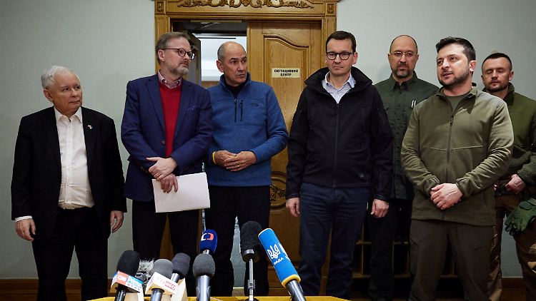 Zu Besuch beim ukrainischen Präsidenten Selenskyj (rechts vorn): Die Ministerpräsidenten von Polen (Mateusz Morawiecki, 4.v.l.), Slowenien (Janez Jansa, 3.v.l.), Tschechien (Petr Fiala, 2.v.l.) sowie Polens Vize-Regierungschef Jaroslaw Kaczynski (l.).