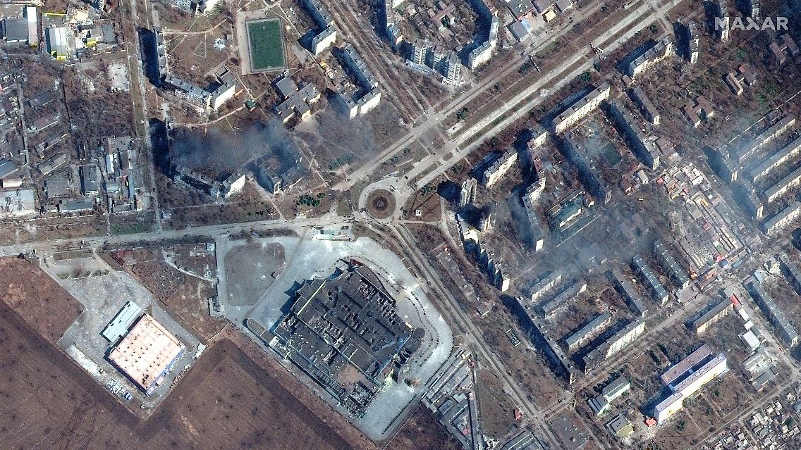 Ein Satellitenbild zeigt brennende Wohnhäuser und ein zerstörtes Einkaufszentrum in der Hafenstadt Mariupol.