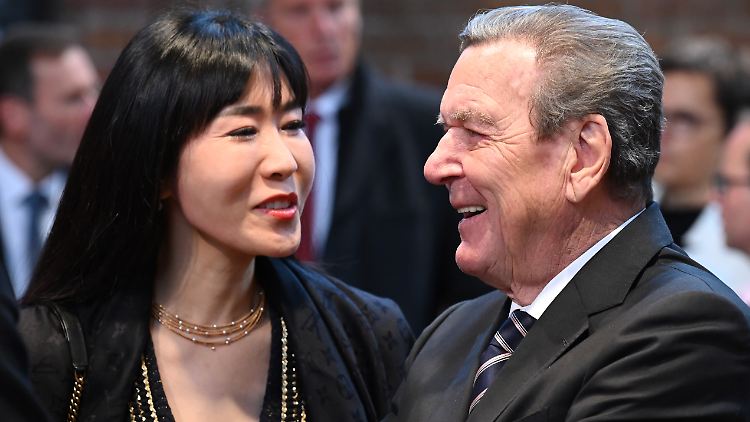 Das Gespür hat sie offenbar vollends verlassen: Soyeon Schröder-Kim und Gerhard Schröder.