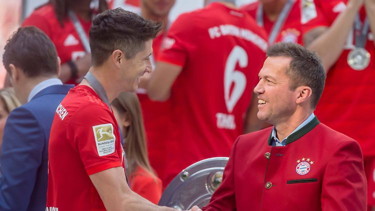 Lothar Matthäus trifft Robert Lewandowski bei einer Meisterehrung.