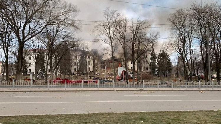 Für die Zerstörung des Theaters von Mariupol geben sich Kiew und Moskau gegenseitig die Schuld.