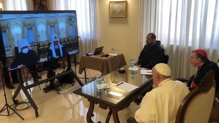 Papst Franziskus (vorne) im Gespräch mit dem Oberhaupt der russisch-orthodoxen Kirche, Patriarch Kirill I., (auf Monitor r). 