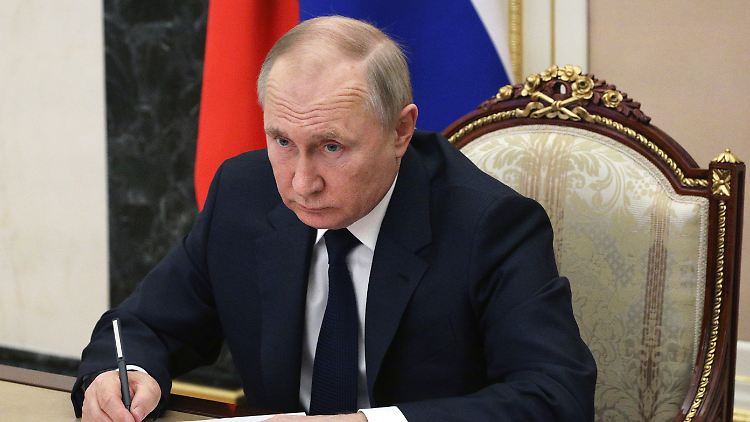 Seit Kriegsbeginn soll der russische Präsident Putin mehrere Generäle und führende Mitarbeiter seiner Geheimdienste ausgetauscht haben.