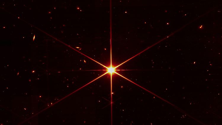 Tausende Galaxien im Hintergrund stehlen dem zentralen Stern die Show.