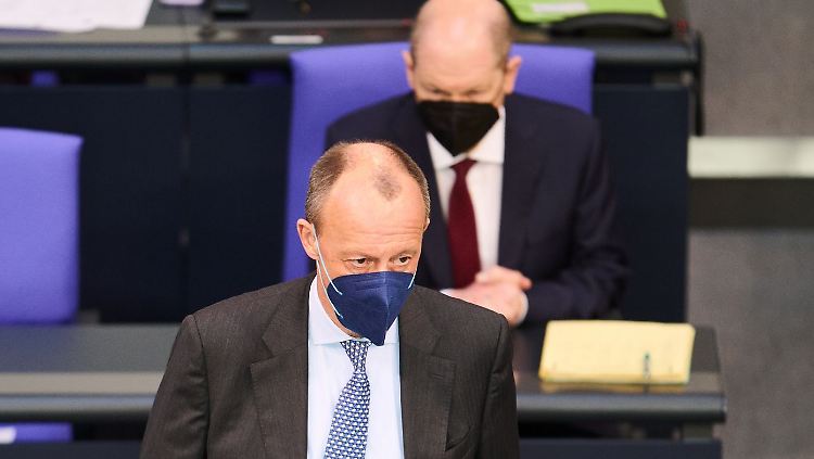 Einen Schritt voraus in Richtung Kiew: Oppositionschef Friedrich Merz (vorn) und Kanzler Olaf Scholz.