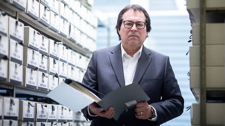 Er leitet die "Zentrale Stelle der Landesjustizverwaltungen
zur Aufklärung nationalsozialistischer Verbrechen" im baden-württembergischen Ludwigsburg: Oberstaatsanwalt Thomas Will.