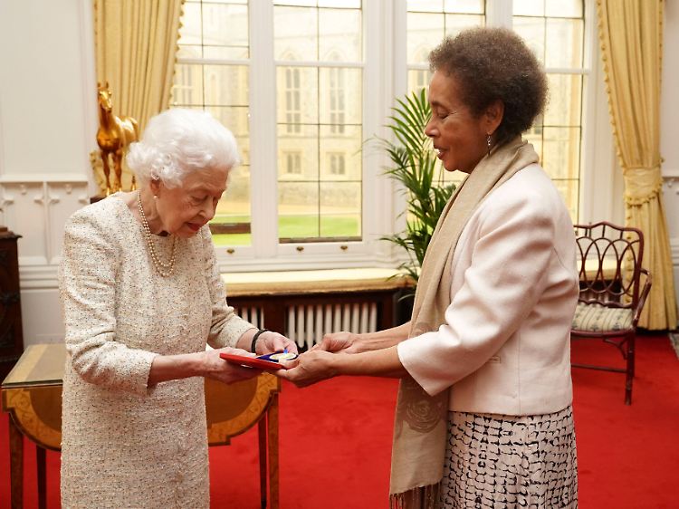 Elizabeth II. überreichte der Schriftstellerin Grace Nichols die "Queen's Gold Medal for Poetry".