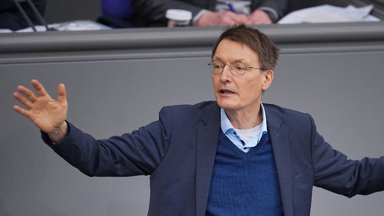 Bundesgesundheitsminister Karl Lauterbach warnt vor einer neuen Corona-Welle im Herbst.