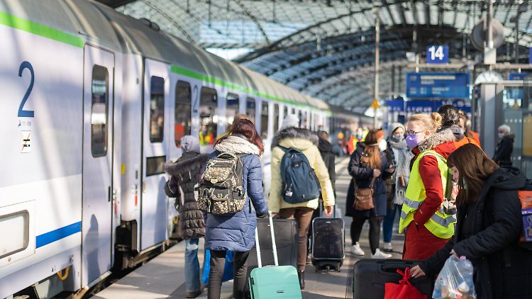 Viele Flüchtlinge erreichen Deutschland mit Zügen, die auf dem Berliner Hauptbahnhof ankommen.