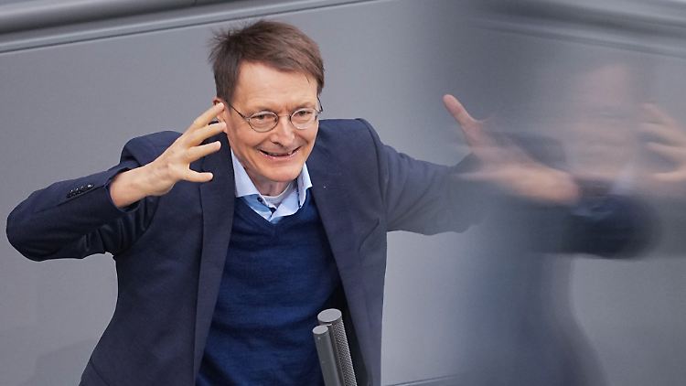"Wir werden diese Menschen, die zum größten Teil sogar selbst schuld sind,  behandeln müssen", klagt Lauterbach über ungeimpfte Corona-Kranke.