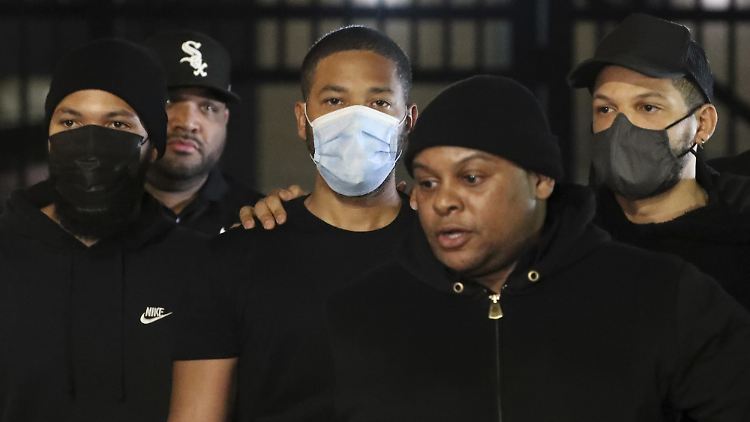 Jussie Smollett (M.) verließ am Mittwochabend das Gefängnis.