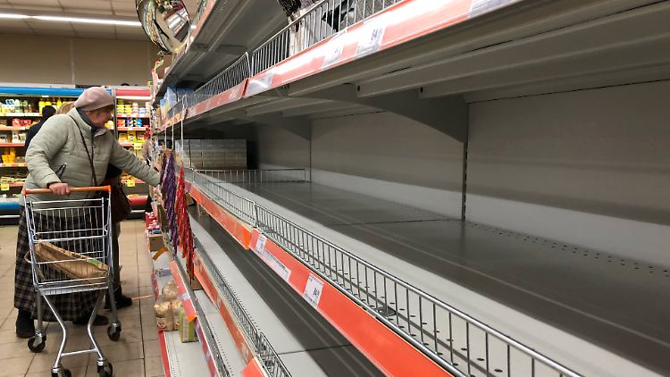 Die westlichen Sanktionen wegen des russischen Angriffskriegs in der Ukraine machen sich in Moskaus Supermärkten bemerkbar.