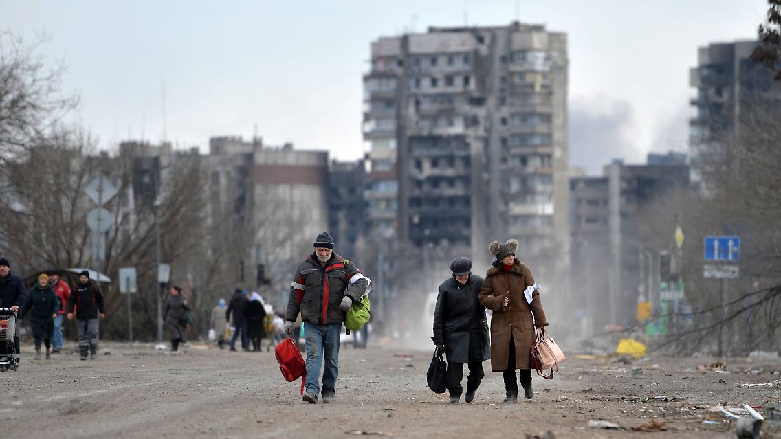 Einwohner verlassen die umkämpfte Stadt Mariupol. Das Foto wurde am Mittwoch aufgenommen.