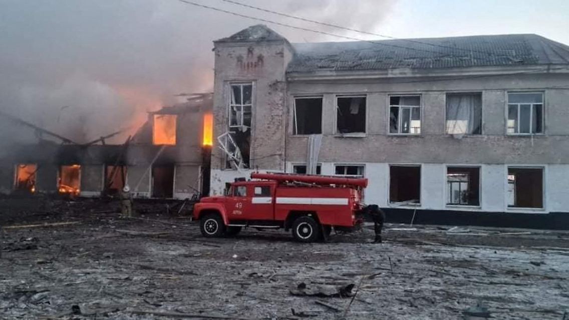 Das Foto, das die Nachrichtenagentur Reuters von ukrainischer Seite erhalten hat, soll die zerstörte Schule zeigen.