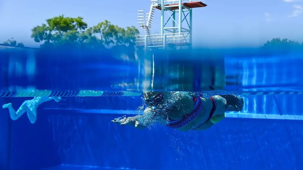 Fuer-die-zweite-Wochenhaelfte-werden-Temperaturen-bis-zu-35-Grad-erwartet-Fuer-den-Nordwesten-und-die-Region-Konstanz-warnt-der-DWD-vor-Hitze-Symbolbild