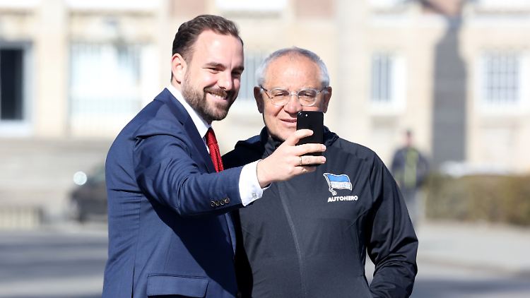Felix Magath (r.) mit einem Fan beim Hertha-Training am Mittwoch. 