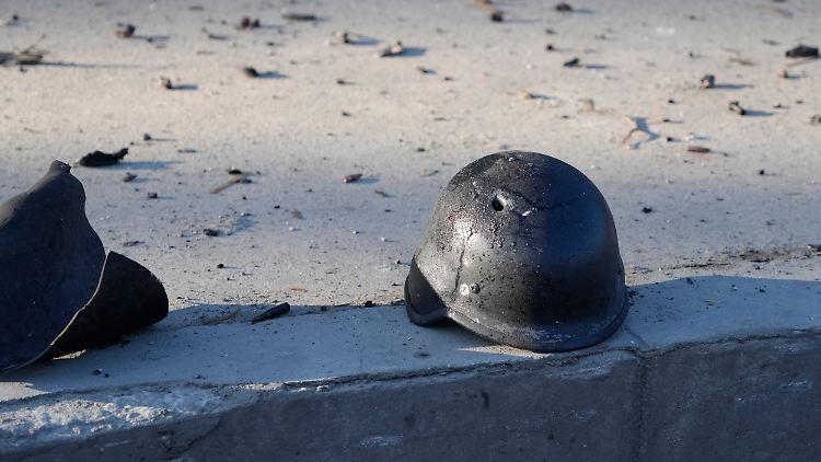 Zurückgelassener Helm mit Einschussloch: Wie viele Soldaten auf ukrainischer und russischer Seite in Gefangenschaft geraten sind, soll in einem Register des Roten Kreuzes vermerkt werden. 