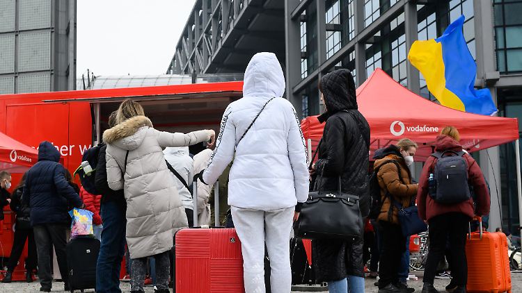 Flüchtlinge aus der Ukraine erhalten vor dem Berliner Hauptbahnhof SIM-Karten, mit denen sie vorübergehend kostenlos telefonieren können.