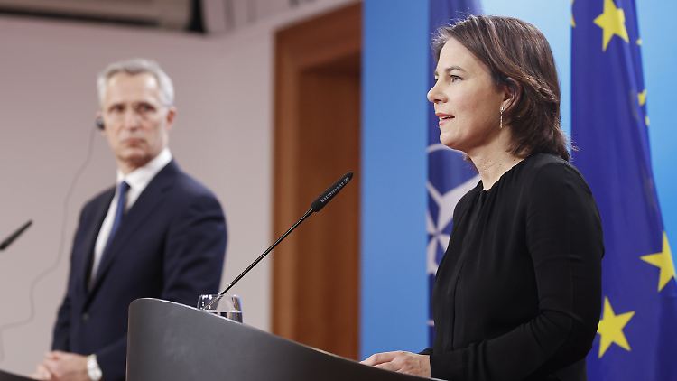 Bei der gemeinsamen Pressekonferenz unterstreichen Baerbock und Stoltenberg noch einmal, dass die NATO nicht militärisch in den Ukraine-Krieg eingreifen werde. 