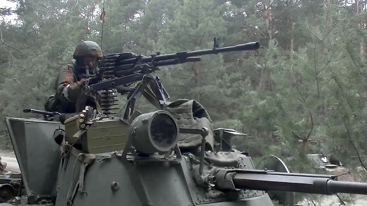 Russischer Checkpoint nahe der ukrainischen Hauptstadt Kiew: Ein Drohnenvideo zeigt die Zerstörung eins russischen Militärlagers in der Region.
