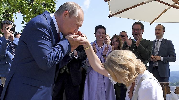 Ein tiefer Knicks vor dem russischen Präsidenten im Jahr 2018 machte Kneissl bekannt.