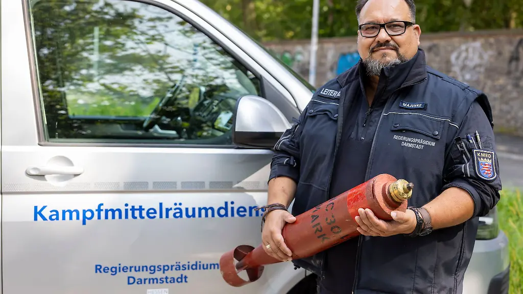 Jedes-Jahr-werden-Hessens-Kampfmittelraeumer-durchschnittlich-500-Mal-zu-Funden-von-Granaten-Munition-und-Bomben-gerufen-Alexander-Majunke-ist-der-Leiter-des-Kampfmittelraeumdienstes-Hessen