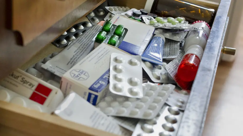 Sieht-Ihre-Hausapotheke-auch-so-aus-Dann-ist-es-Zeit-sich-von-Medikamenten-zu-trennen-die-abgelaufen-sind-oder-nicht-mehr-gebraucht-werden