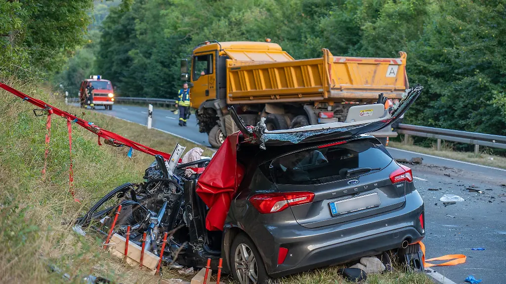 Die-junge-Autofahrerin-wurde-mit-lebensgefaehrlichen-Verletzungen-in-ein-Krankenhaus-geflogen