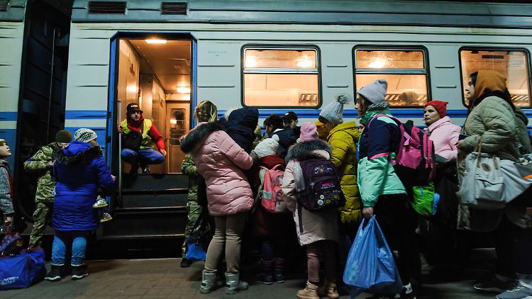 Auf dem Bahnsteig in Lwiw Richtung Polen tummeln sich viele Menschen. Die meisten wollen fliehen, einige kommen hier aber auch wieder.