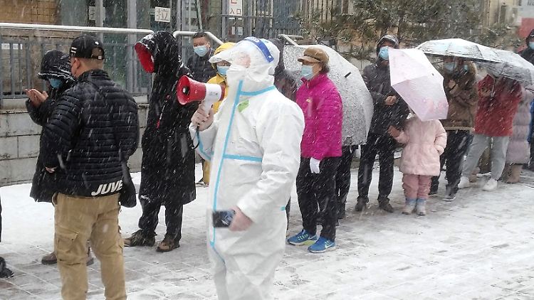 In der nordostchinesischen Metropole Changchun müssen die Menschen zum bewährten Massentest - auch wenn sie dafür bei Schnee, Wind und Regen ausharren müssen.