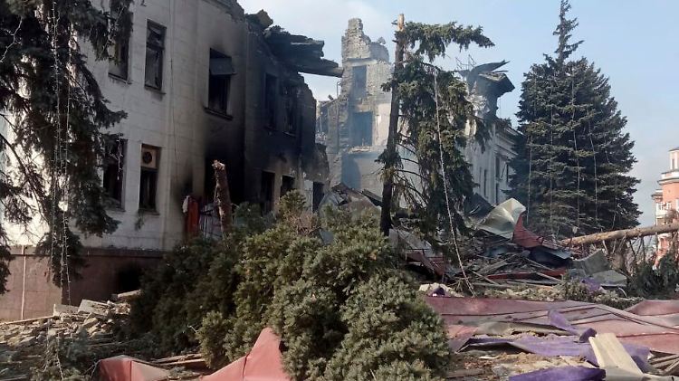 Am Mittwoch war das Theater in der südukrainischen Stadt Mariupol bombardiert worden.