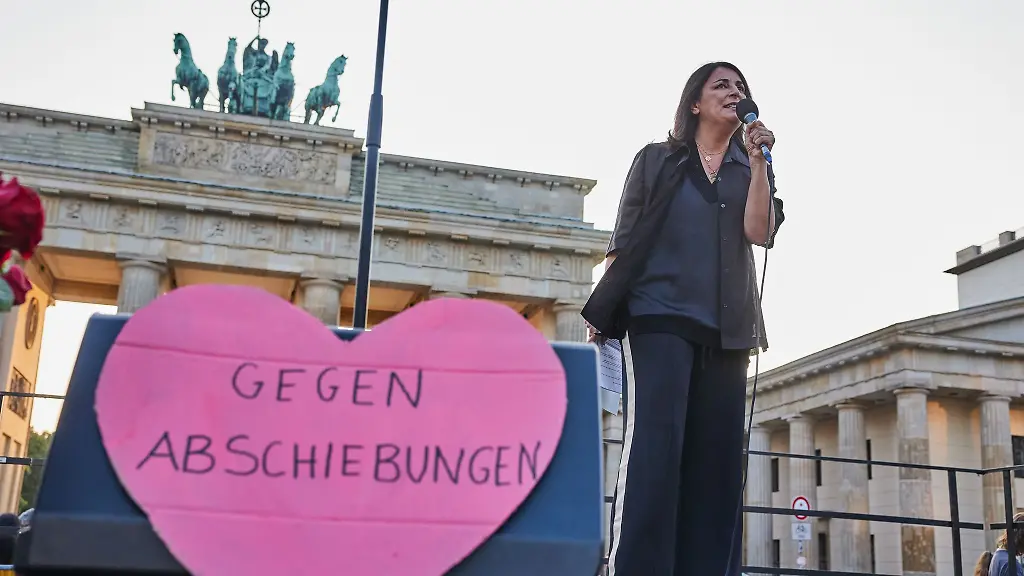 Unter-dem-Motto-Islamismus-bekaempfen-Asylrecht-verteidigen-wurde-der-Opfer-des-Terroranschlags-in-Solingen-gedacht-Foto-aktuell