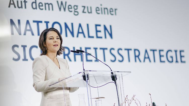 Deutschlands Lage sei auch dadurch unsicherer geworden, dass Gasspeicher an Russland verkauft worden seien, sagte Baerbock.
