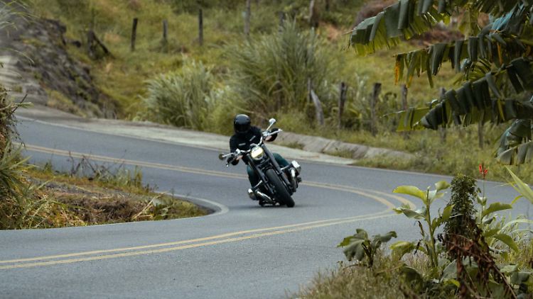 Die 142 dürfte zu den besten Motorradstraßen der Welt gehören. So viele Kurven mit einem solchen Swing gibt es sonst kaum.