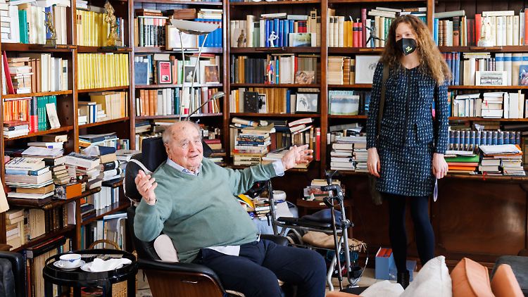 Martin Walser am 1. März in seinem Haus, neben ihm Sandra Richter, Direktorin des Deutschen Literaturarchivs (DLA). Das DLA hat mithilfe verschiedener Geldgeber Walsers Vorlass gekauft, insgesamt rund 75.000 handschriftliche Seiten.