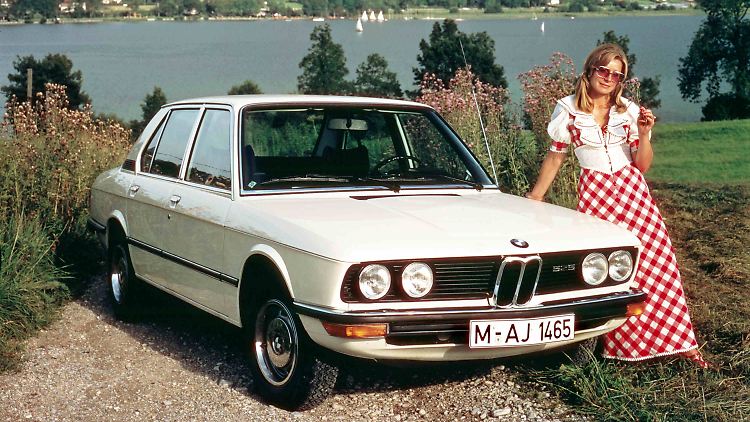 Mit dem BMW 525 debütiert 1973 auf der IAA Frankfurt ein 145 PS starkes Sechszylinder-Modell mit knapp 2,5 Liter Hubraum und Scheibenbremsen auch hinten.