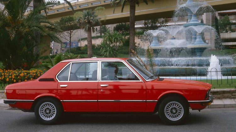 Im Sommer 1977 debütiert der BMW 520 mit neu entwickeltem 122 PS starkem Sechszylinder (Typ M20).
