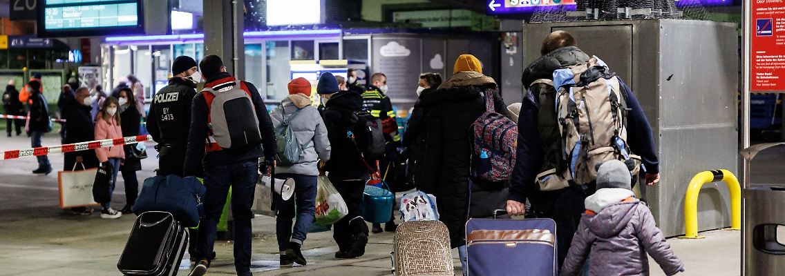 Zahlreiche Flüchtlinge aus der Ukraine gehen nach ihrer Ankunft aus der Ukraine zur Registrierung am Münchner Hauptbahnhof.