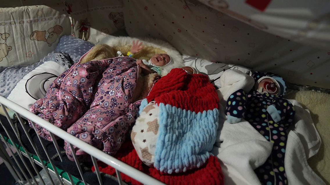 Früh geborene Babys wurden im Krankenhaus zurückgelassen - vielleicht, weil es dort dauerhaft Strom und Wasser gibt?