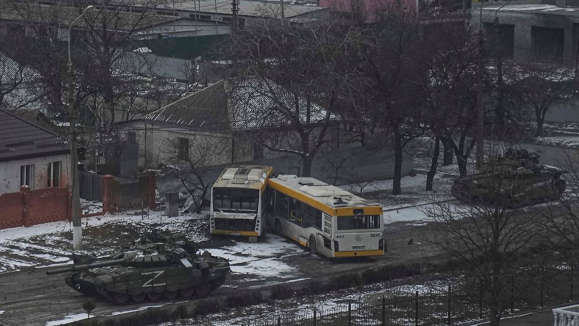 Russische Panzer mit dem typischen "Z" in Mariupol.