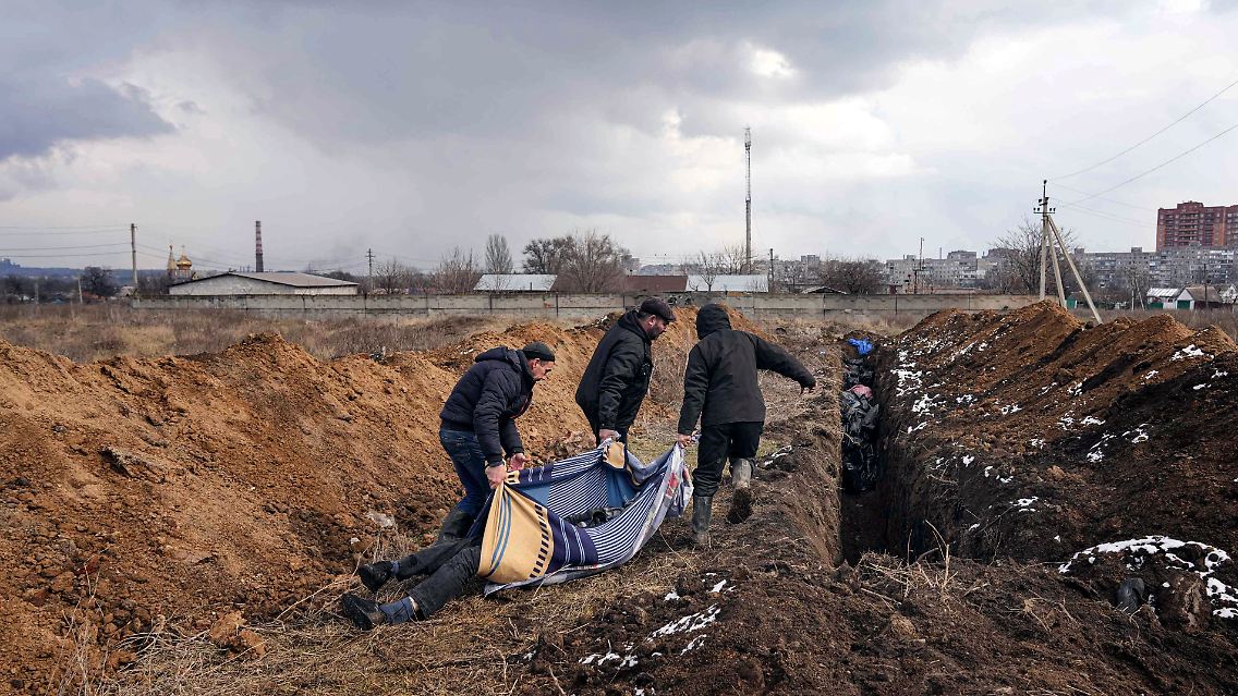 Massengräber am Rande von Mariupol