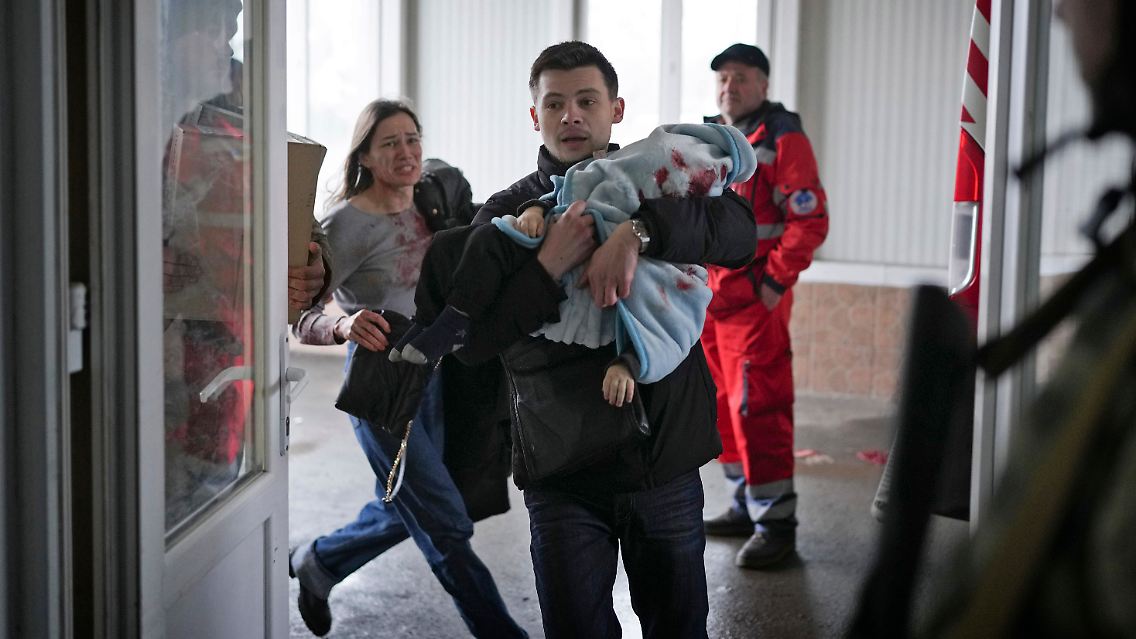 Marina Yatsko und ihr Freund Fedor rennen am 4. März ins Krankenhaus von Mariupol. Auf dem Arm der 18 Monate alte Kirill.