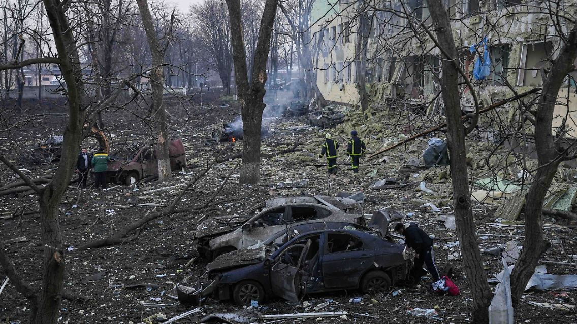 Mariupol ist inzwischen weitgehend zerstört. Alles wurde beschossen: Wohnviertel, Kindergärten und Schulen, Theater. Krankenhäuser.