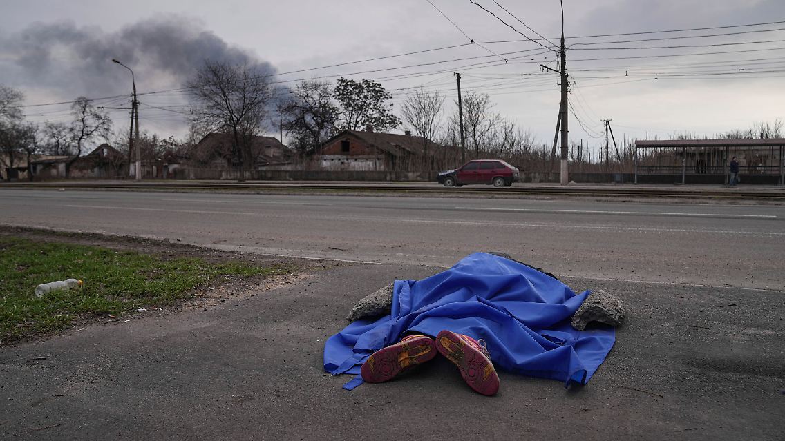 Eine tote Frau mitten auf einer Straße in Mariupol am 7. März.